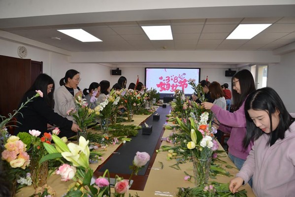 球王会网页版登录入口-球王会（中国）公司工会举办 “春暖花开·诗情花艺”妇女节插花活动